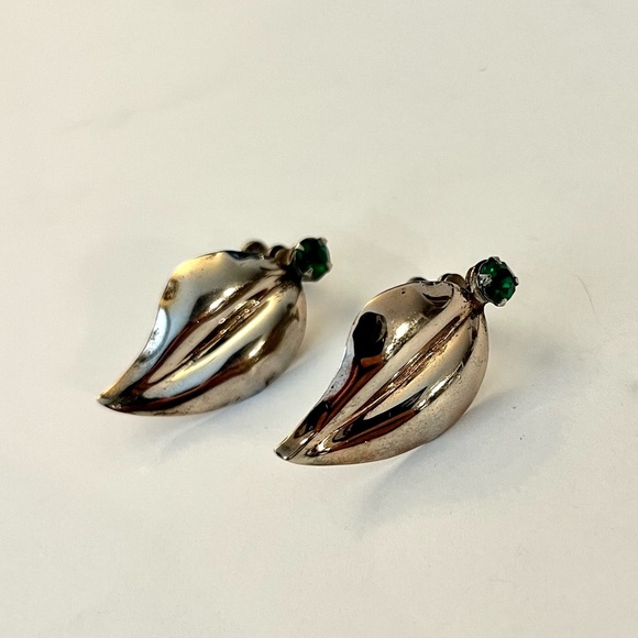 Vintage, silver tone leaf earrings with green stone. - Picture 2 of 6